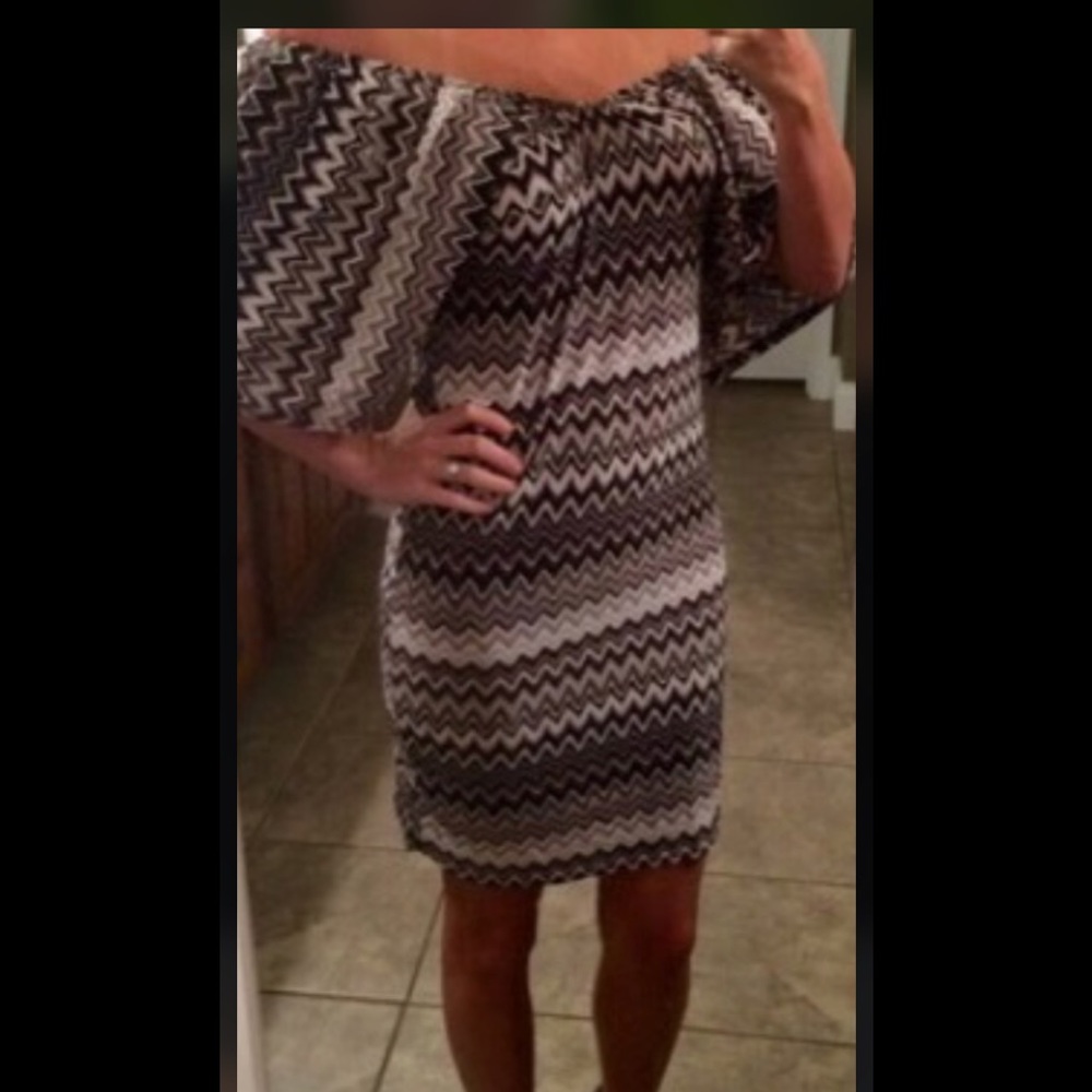 NWT Super cute chevron dress//cold shoulder//xs💕